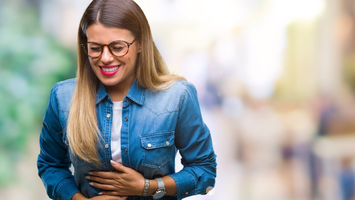 žena s intenzívní bolestí břicha